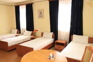 Отель Musa Ler Hotel Yerevan Ереван Стандартный четырехместный номер-1